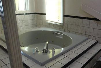 Econo Lodge Norwalk Zewnętrze zdjęcie